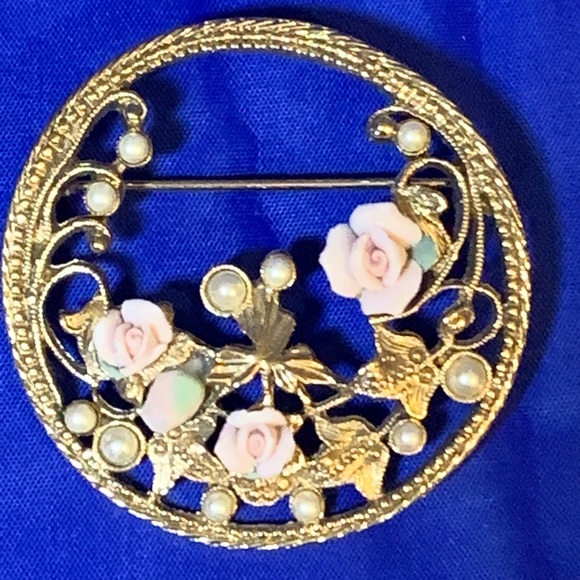 Pink Roses and Faux Pearls Gold Tone Circle Brooch - Picture 2 of 6